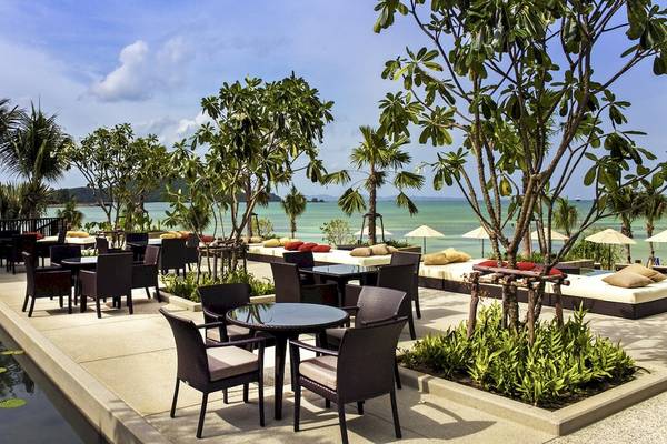 Terrasse des Pullman Phuket Panwa Beach Resorts mit Blick auf den Ozean