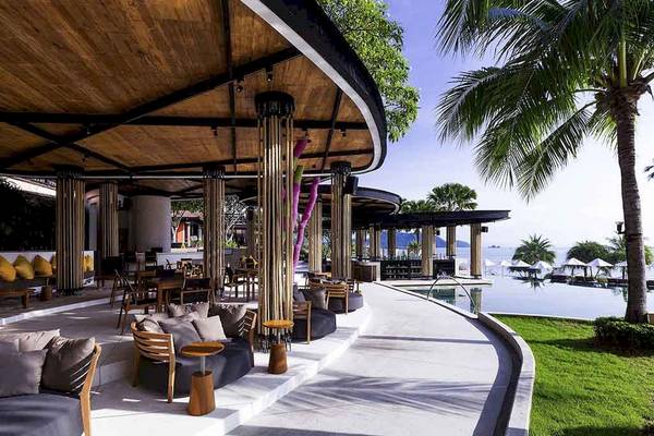 Terrasse des Pullman Phuket Panwa Beach Resorts mit Blick auf den Pool und das Meer