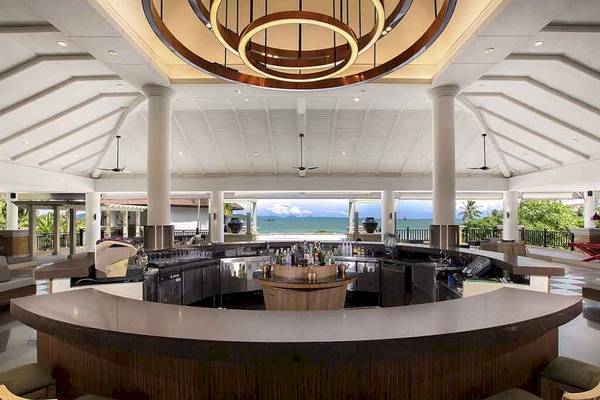 Bar im Pullman Phuket Panwa Beach Resort mit Blick auf den Ozean