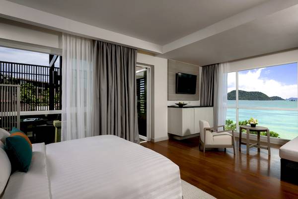Luxuriöses Schlafzimmer im Pullman Phuket Panwa Beach Resort mit Blick auf das Meer.
