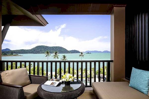 Blick vom Balkon des Pullman Phuket Panwa Beach Resort auf das Meer und Inseln.