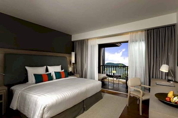 Luxuriöses Zimmer mit Meerblick im Pullman Phuket Panwa Beach Resort mit großem Bett, Balkon und Ausblick auf das Meer.