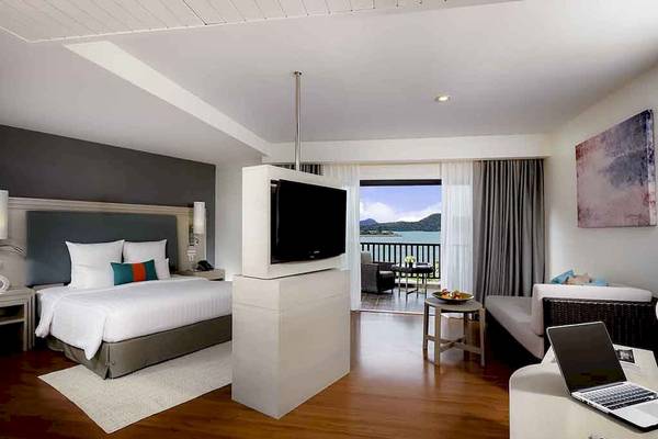 Zimmer im Pullman Phuket Panwa Beach Resort mit Blick auf den Ozean.