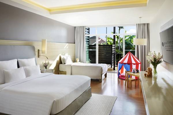 Zimmer im Pullman Phuket Panwa Beach Resort mit Doppelbett und kleinem Spielzelt.