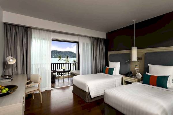 Doppelbett Zimmer im Pullman Phuket Panwa Beach Resort mit Meerblick und Balkon.