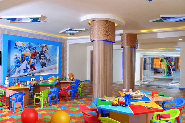 Kinderspielzimmer im Pickalbatros Dana Beach Resort mit bunten Spielen und einer Wandmalerei.