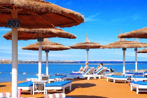 Strand mit Sonnenliegen und Sonnenschirmen im Pickalbatros Dana Beach Resort