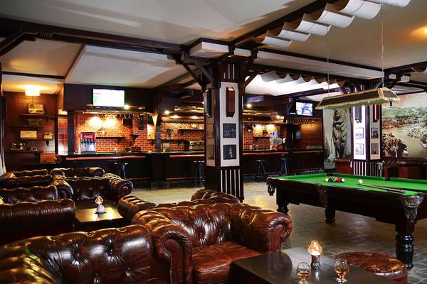 Bar im Pickalbatros Dana Beach Resort Hotel mit Billardtischen und Ledersofas.