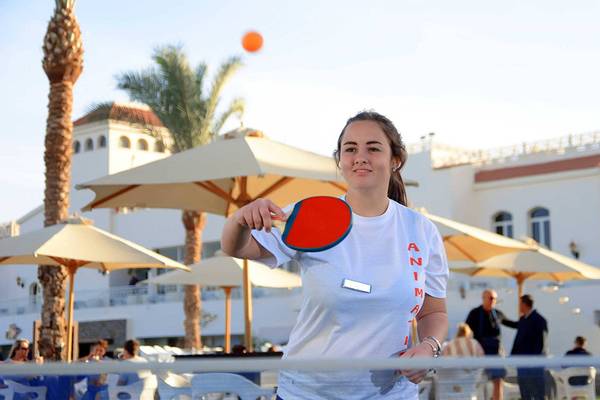 Eine Frau spielt Tischtennis im Freien vor dem Pickalbatros Dana Beach Resort.