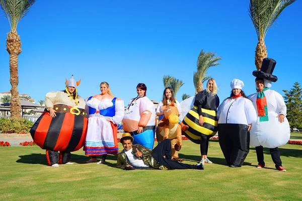 Gruppe in Kostümen vor dem Pickalbatros Dana Beach Resort.