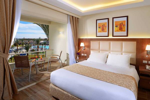 Hotelzimmer im Pickalbatros Dana Beach Resort mit Blick auf den Pool.