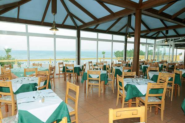 Restaurantbereich des Mastichari Bay Hotels mit Blick auf das Meer