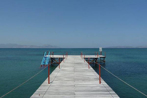 Foto von der Pier des Mastichari Bay Hotels mit blauen Treppen und blauem Himmel