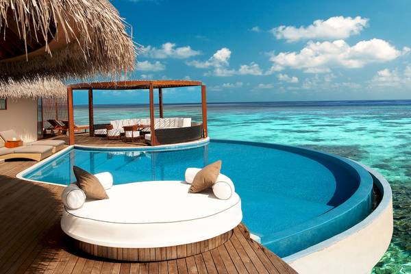 Infinity-Pool am Strand des Le Meridien Ile Maurice Hotels mit Blick auf das Meer.