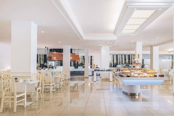Innenansicht des Restaurants im Iberostar Las Dalias Hotel mit vielen Tischen und Stühlen.