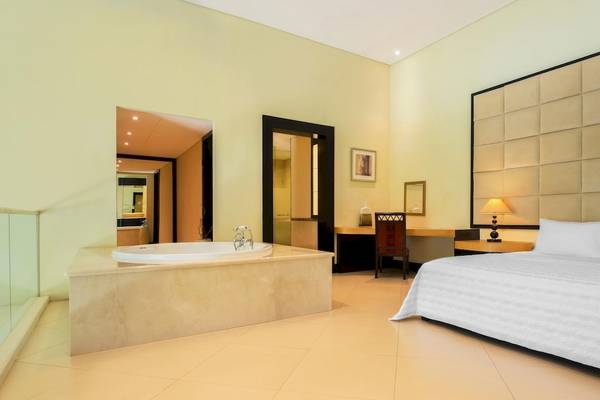 Schlafzimmer im Le Meridien Ile Maurice Hotel mit Badewanne und Schreibtisch