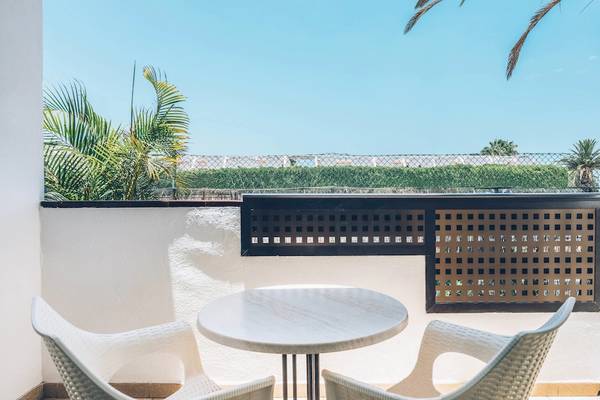 Balkonansicht des Iberostar Las Dalias Hotels mit Tisch und Stühlen.