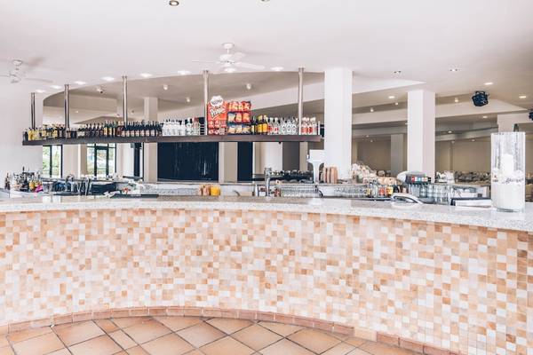 Rezeption des Iberostar Las Dalias Hotels mit gefliester Theke und Getränken auf dem Regal