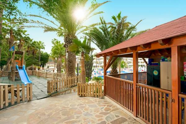 Kinderbereich im Iberostar Las Dalias Hotel mit Rutsche und Spielhütte
