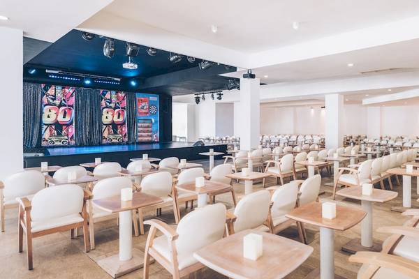 Konferenzraum im Iberostar Las Dalias Hotel mit Bühne, Sitzplätzen und Dekoration