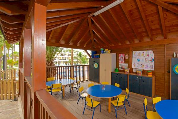 Kinderspielzimmer im Iberostar Las Dalias Hotel mit blauen Tischen und Stühlen.