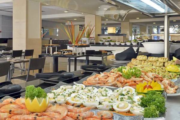Buffet im Restaurant des Sol Barbados Hotels mit verschiedenen Vorspeisen und Meeresfrüchten.