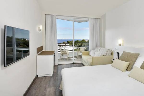 Hotelzimmer im Sol Barbados mit Meerblick, großem Bett, Couch, Fernseher und Terrasse