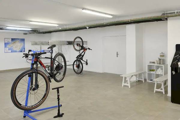 Fahrradwerkstatt im Sol Barbados Hotel mit aufgestellten Fahrrädern und Werkzeugen.