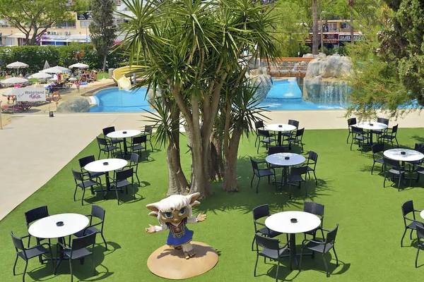 Außenbereich des Sol Barbados Hotels mit Swimmingpool, Sitzgruppen und Wasserrutsche