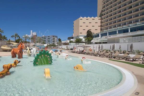 Kinderpool im Sol Barbados Hotel mit Wassertieren und Rutsche im Hintergrund.