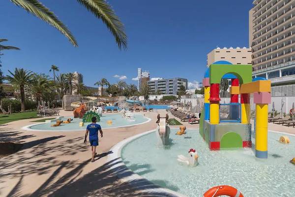 Kinderpool im Sol Barbados Hotel mit bunten Spielfiguren und einem Kind, das Wasser spielt.