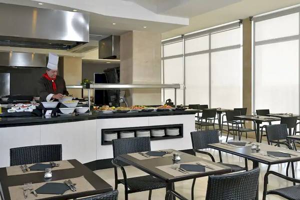 Innenansicht des Restaurants im Sol Barbados Hotel mit Buffet und Tischen