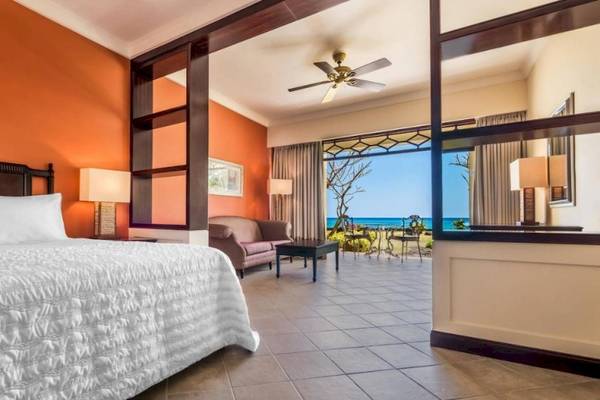 Le Meridien Ile Maurice Hotelzimmer mit Blick auf das Meer und einem Balkon