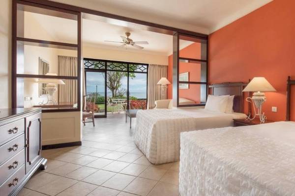 Doppelbett-Zimmer im Le Meridien Ile Maurice mit Blick auf den Ozean.