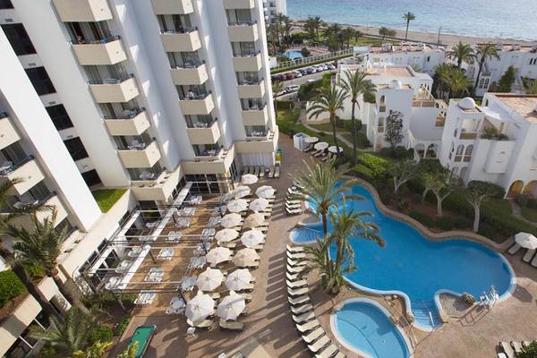 Luftaufnahme des Hipotels Bahia Grande Hotel mit Swimmingpool, Liegestühlen und Sonnenschirmen.