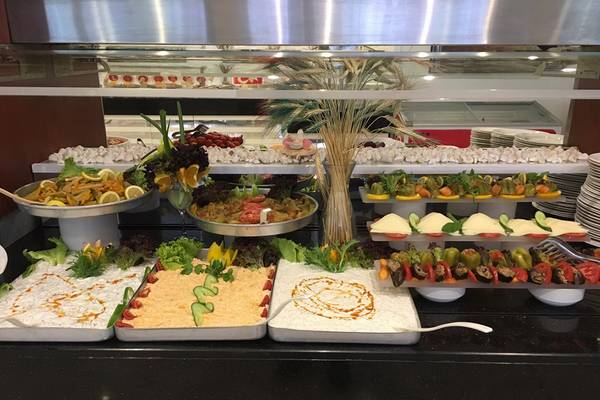 Buffettisch im Riviera Hotel & Spa mit verschiedenen Salaten und Gerichten.