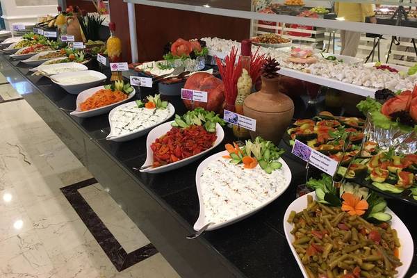 Buffet im Riviera Hotel & Spa mit verschiedenen Salaten und Gerichten.