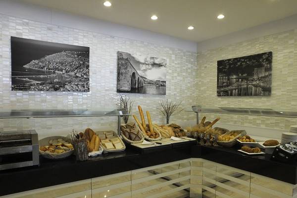 Frühstücksbuffet im Riviera Hotel & Spa mit verschiedenen Brotsorten und Gebäck.