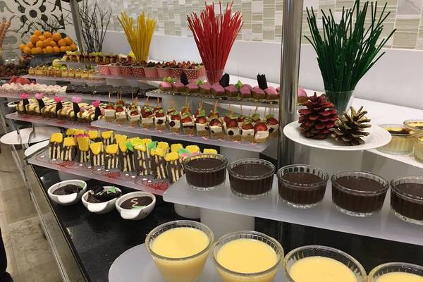 Buffet mit verschiedenen Süßigkeiten und Desserts im Riviera Hotel & Spa.