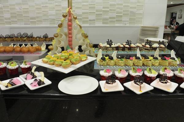 Süßigkeiten-Buffet im Riviera Hotel & Spa mit verschiedenen Desserts und Kuchen.
