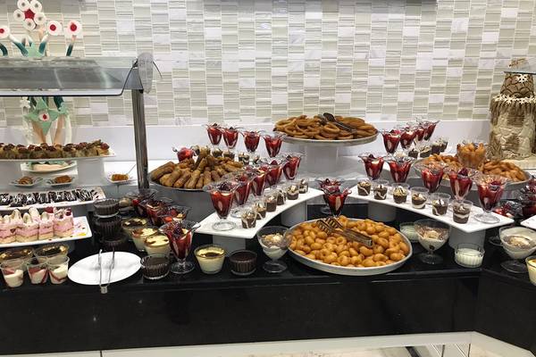 Buffet im Riviera Hotel & Spa mit verschiedenen Desserts, Eisbechern und Makkaronen.