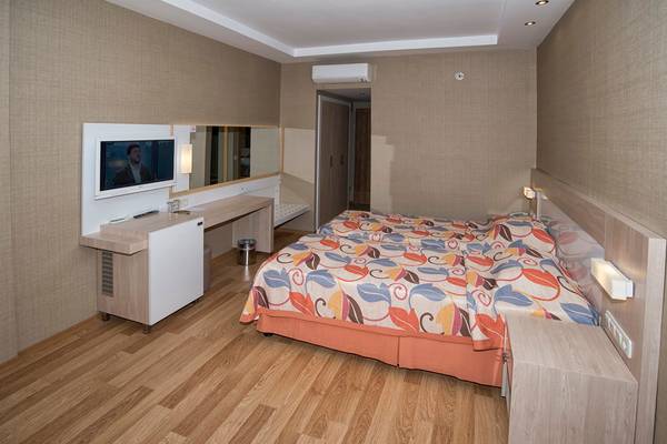 Doppelzimmer im Riviera Hotel & Spa mit Fernseher, Schreibtisch und zwei Betten.