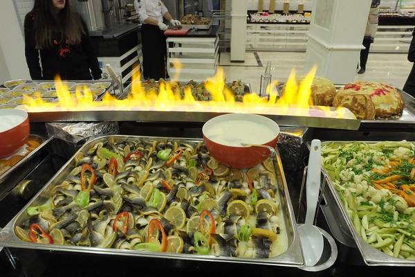Buffet-Tisch im Riviera Hotel & Spa mit Fisch, Gemüse und Flammen