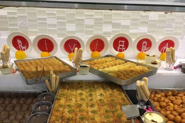 Süßigkeiten-Buffet im Riviera Hotel & Spa mit verschiedenen Desserts, darunter orientalische Gebäcke, Schokoladenkuchen und Donuts.
