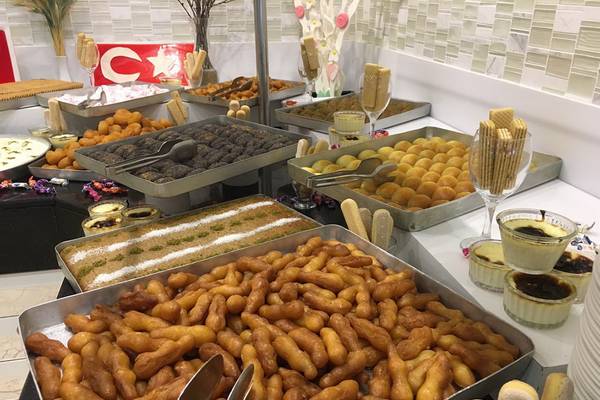 Buffet mit vielen Gebaecken und Naschereien im Riviera Hotel & Spa