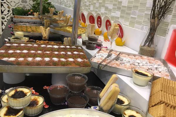 Buffet mit verschiedenen Desserts im Riviera Hotel & Spa.