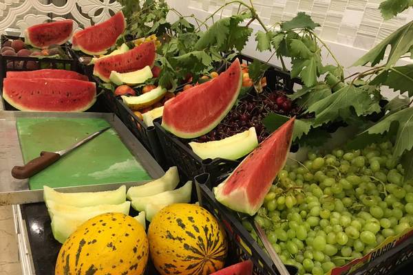 Obstkorb im Riviera Hotel & Spa mit Wassermelonen, Trauben, Melonen und Pfirsichen.