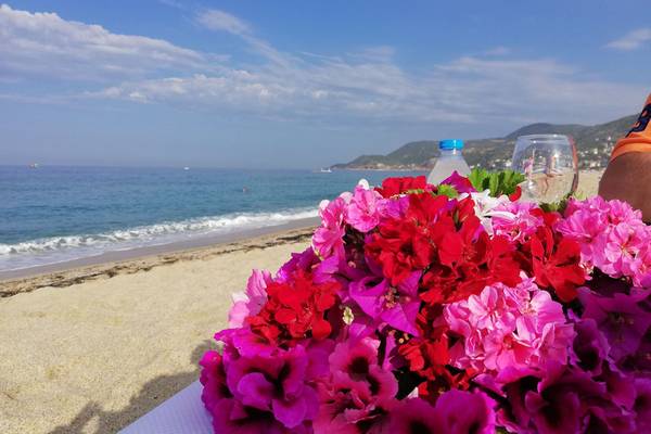 Blumenstrauss auf einem Tisch am Strand im Riviera Hotel & Spa