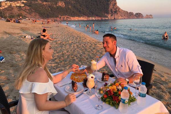 Paar am Strand essen im Riviera Hotel & Spa
