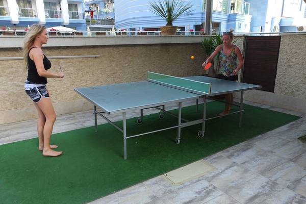 Zwei Frauen spielen Tischtennis auf der Terrasse des Riviera Hotel & Spa.